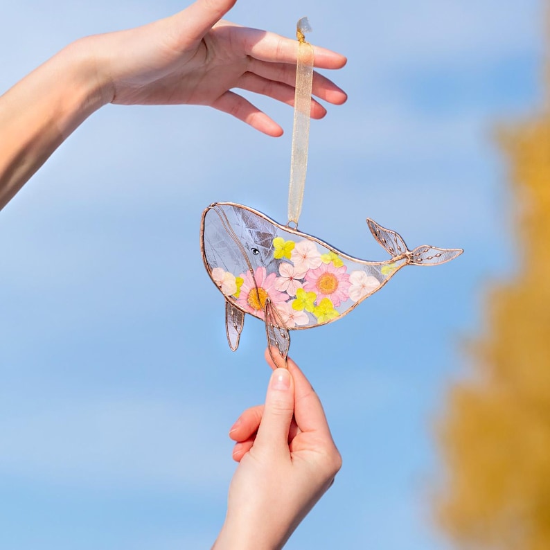 Baleia em vitral para pendurar na janela, arte com flores prensadas para decoração de praia e presentes de verão.