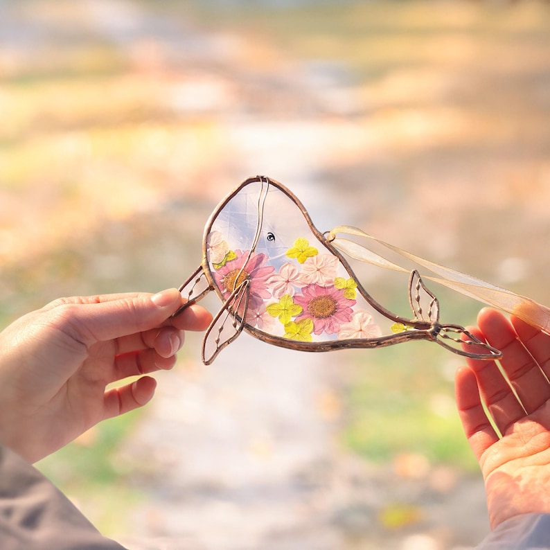 Baleia em vitral para pendurar na janela, arte com flores prensadas para decoração de praia e presentes de verão.