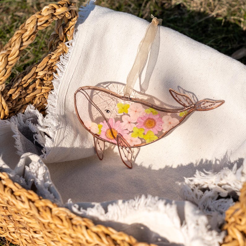 Baleia em vitral para pendurar na janela, arte com flores prensadas para decoração de praia e presentes de verão.