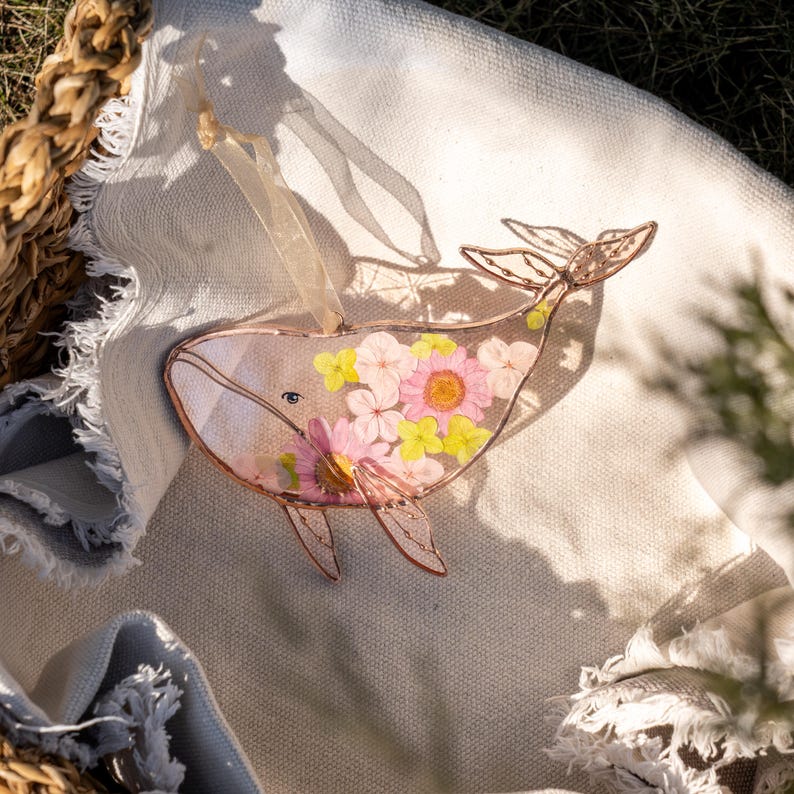 Baleia em vitral para pendurar na janela, arte com flores prensadas para decoração de praia e presentes de verão.