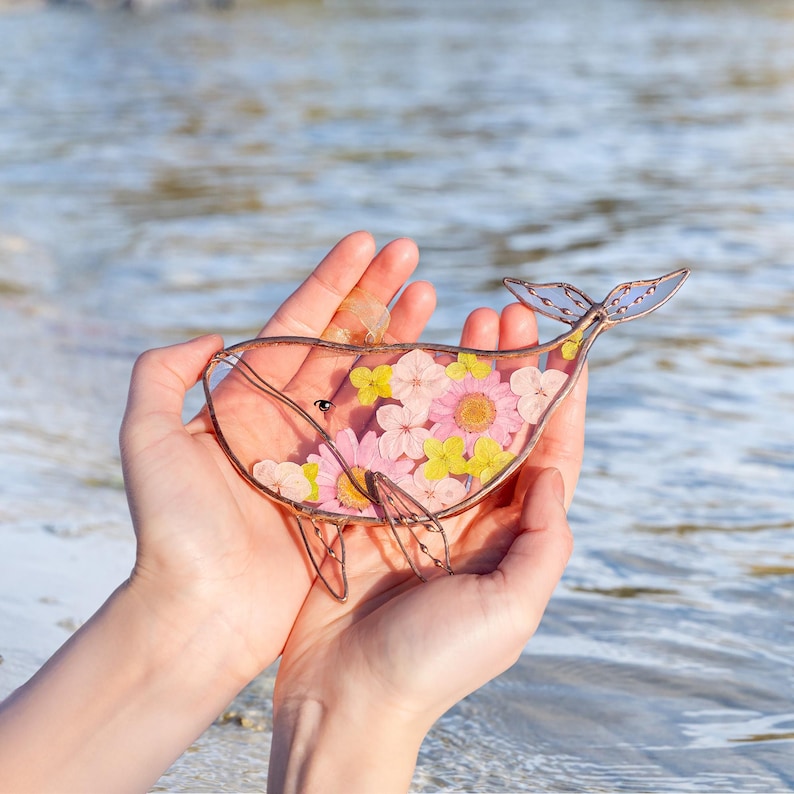 Baleia em vitral para pendurar na janela, arte com flores prensadas para decoração de praia e presentes de verão.
