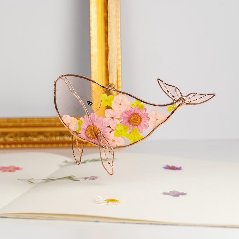 Baleia em vitral para pendurar na janela, arte com flores prensadas para decoração de praia e presentes de verão.