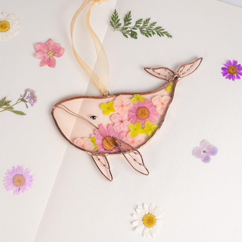 Baleia em vitral para pendurar na janela, arte com flores prensadas para decoração de praia e presentes de verão.
