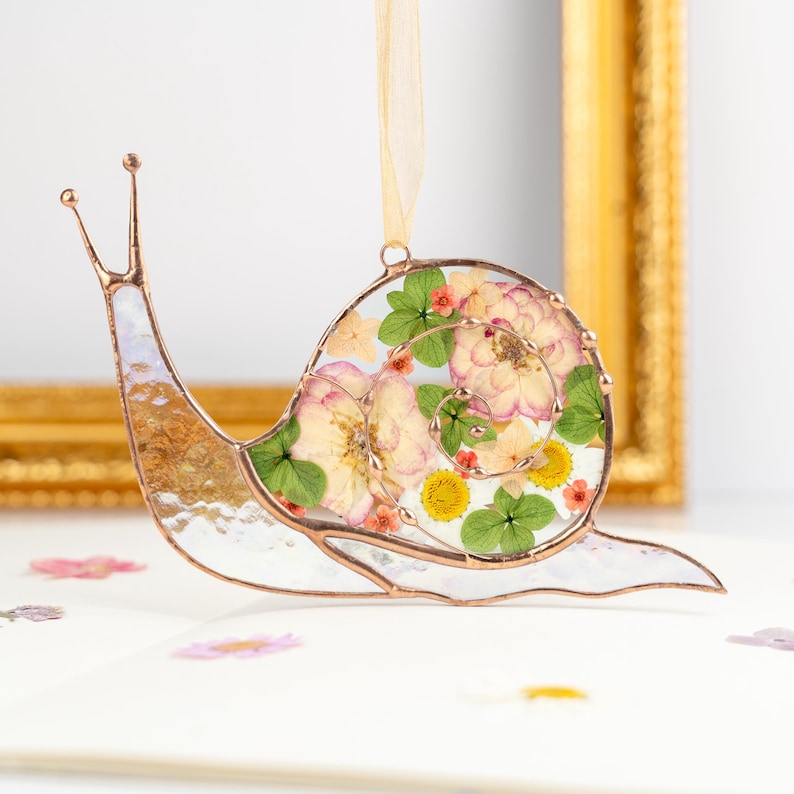 Vitral iridescente em forma de caracol com flores prensadas, decoração para inauguração de casa ou presente para amantes de jardins.