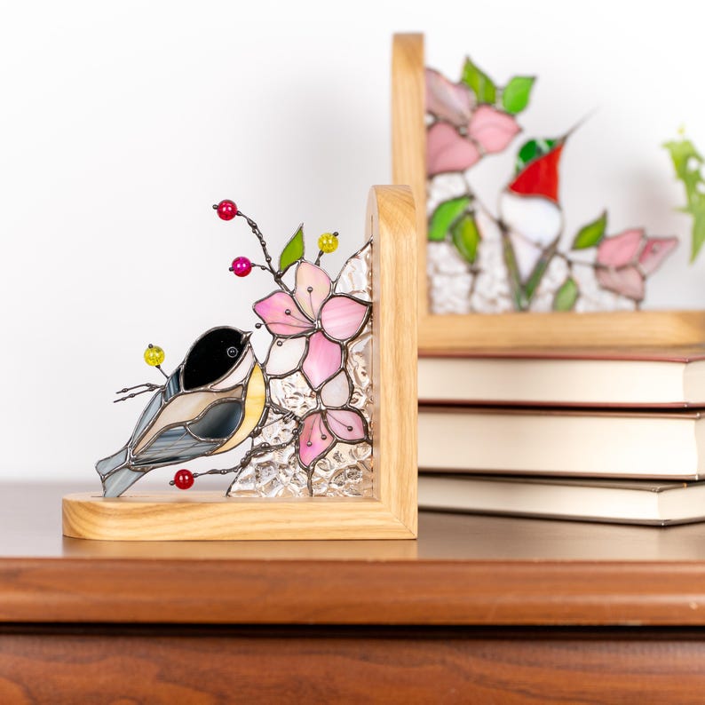 Suporte para livros de vidro colorido estilo vitral chapim-de-cabeça-preta