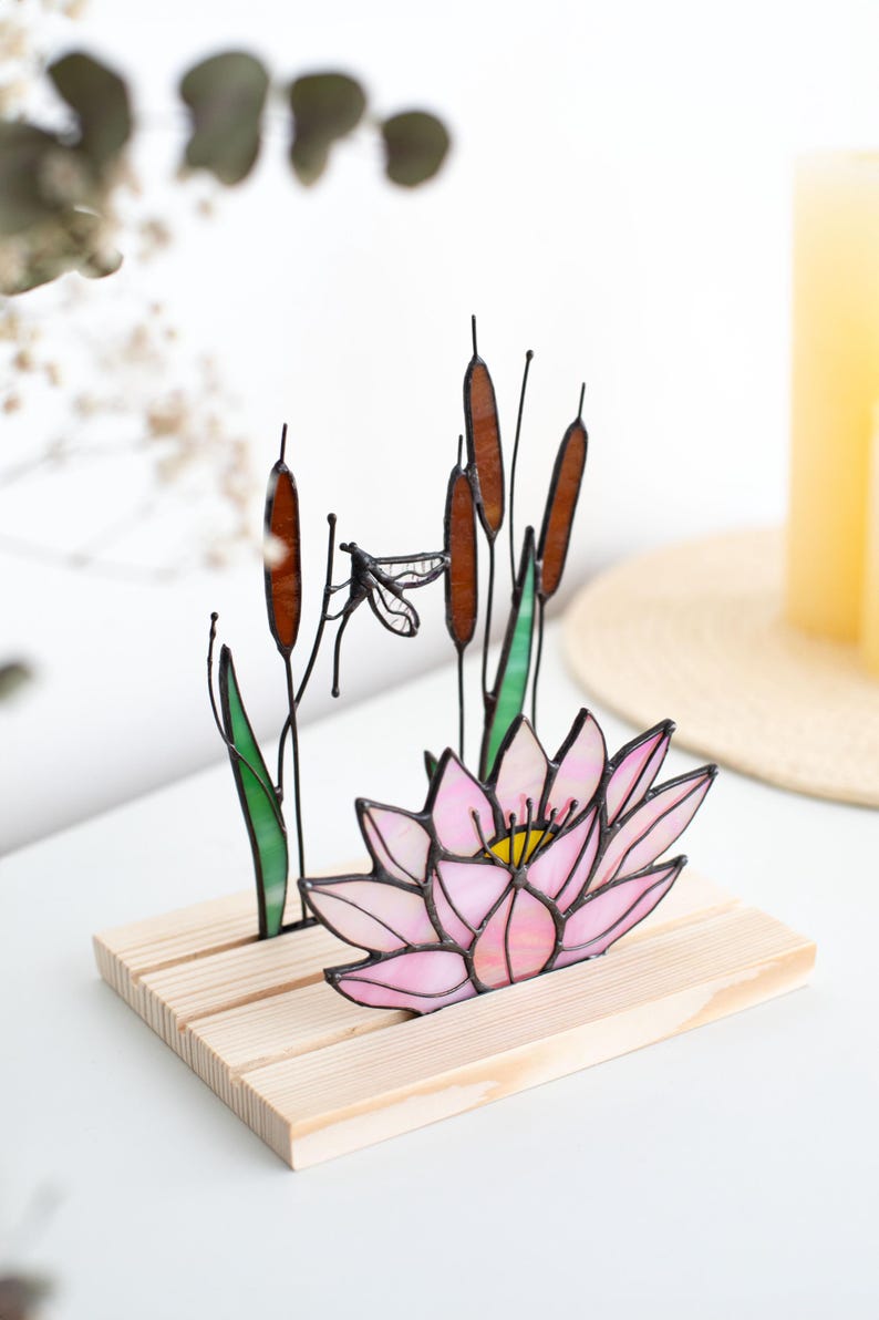 Escultura de vidro colorido vitral lótus com libélula apanhador de sol floral