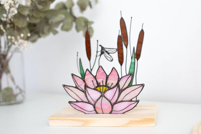 Escultura de vidro colorido vitral lótus com libélula apanhador de sol floral