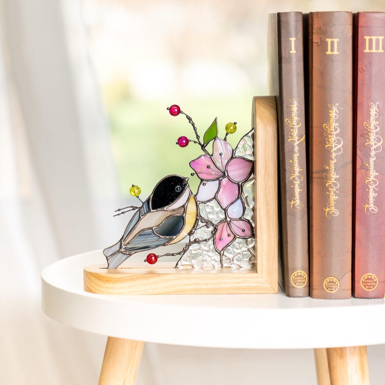 Suporte para livros de vidro colorido estilo vitral chapim-de-cabeça-preta