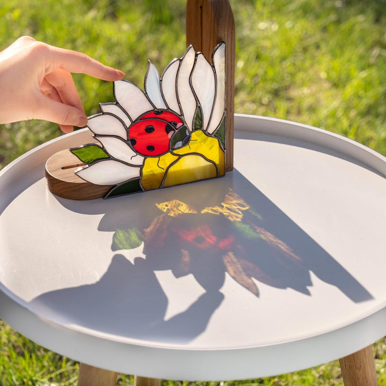Suporte para livros de vidro colorido estilo vitral joaninha presente madrinha