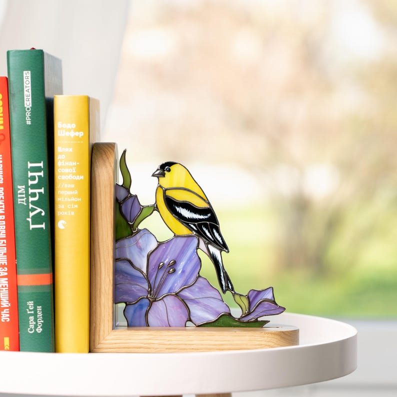 Canto de janela com vitral de pintassilgo, presente exclusivo para a mãe, suporte para livros, decoração para apartamento.