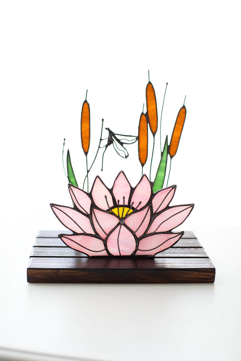 Escultura de vidro colorido vitral lótus com libélula apanhador de sol floral