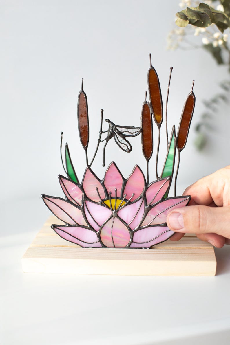 Escultura de vidro colorido vitral lótus com libélula apanhador de sol floral
