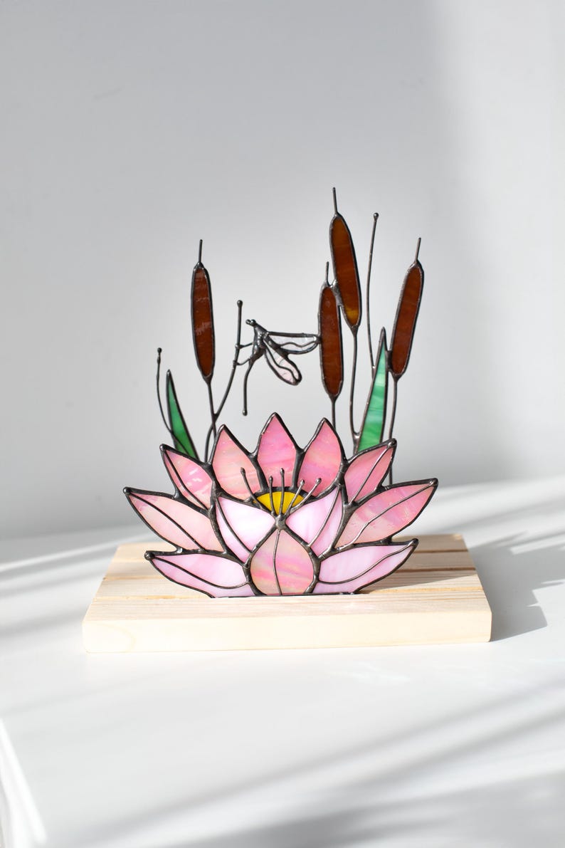 Escultura de vidro colorido vitral lótus com libélula apanhador de sol floral