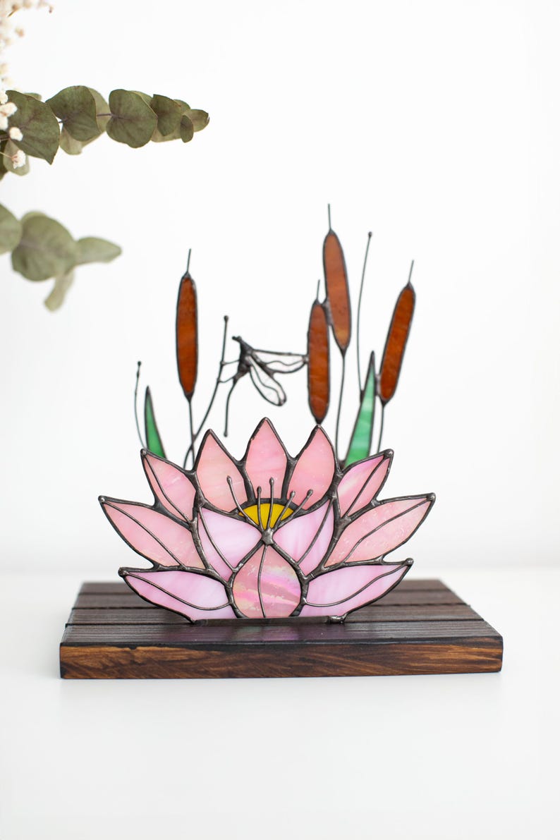 Escultura de vidro colorido vitral lótus com libélula apanhador de sol floral