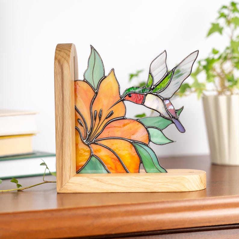 Painel de vitral para prateleira de canto, presente para amantes de pássaros, ornamento de beija-flor, decoração em vitral, lírio em vidro, suporte para livros em vitral.