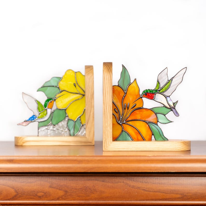 Painel de vitral para prateleira de canto, presente para amantes de pássaros, ornamento de beija-flor, decoração em vitral, lírio em vidro, suporte para livros em vitral.