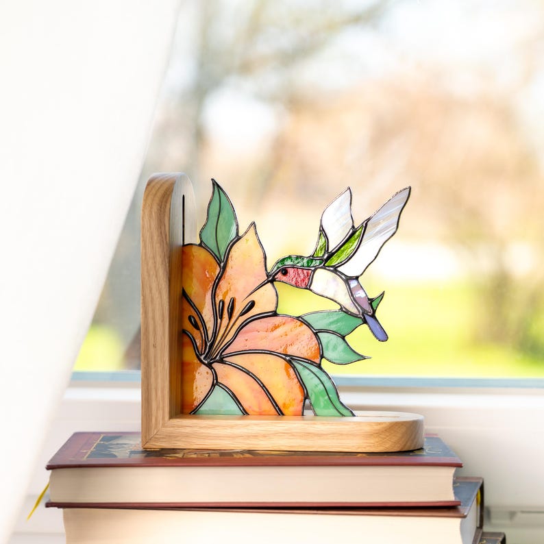 Painel de vitral para prateleira de canto, presente para amantes de pássaros, ornamento de beija-flor, decoração em vitral, lírio em vidro, suporte para livros em vitral.