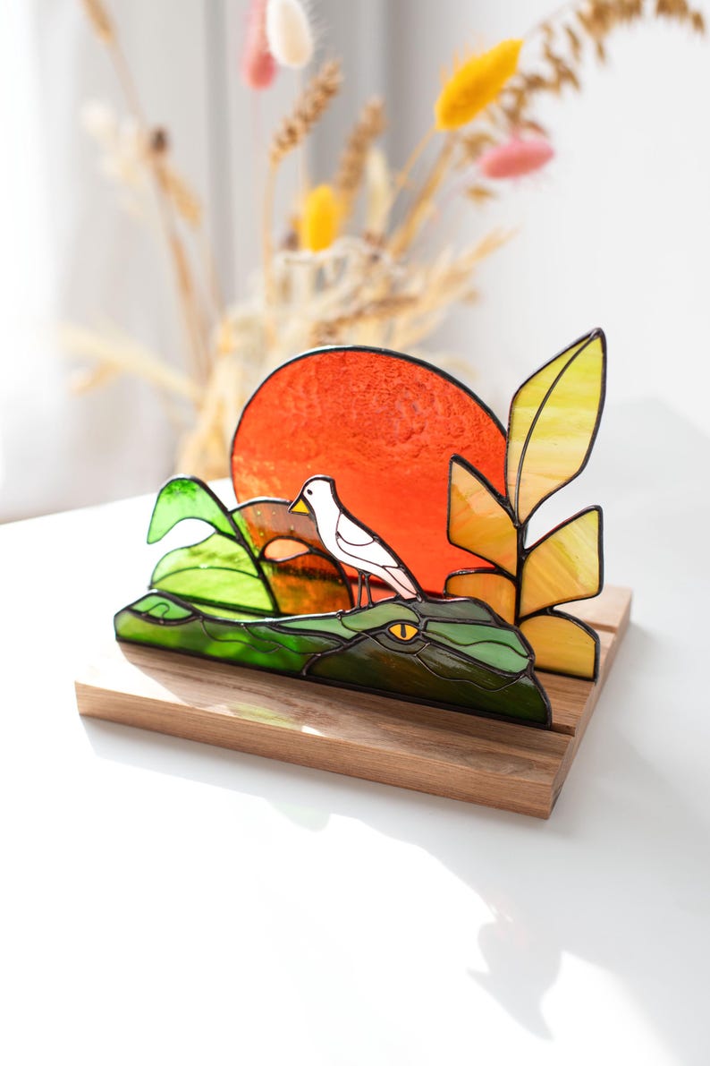 Escultura de vidro colorido vitral jacaré com folhas monstera decoração colorida