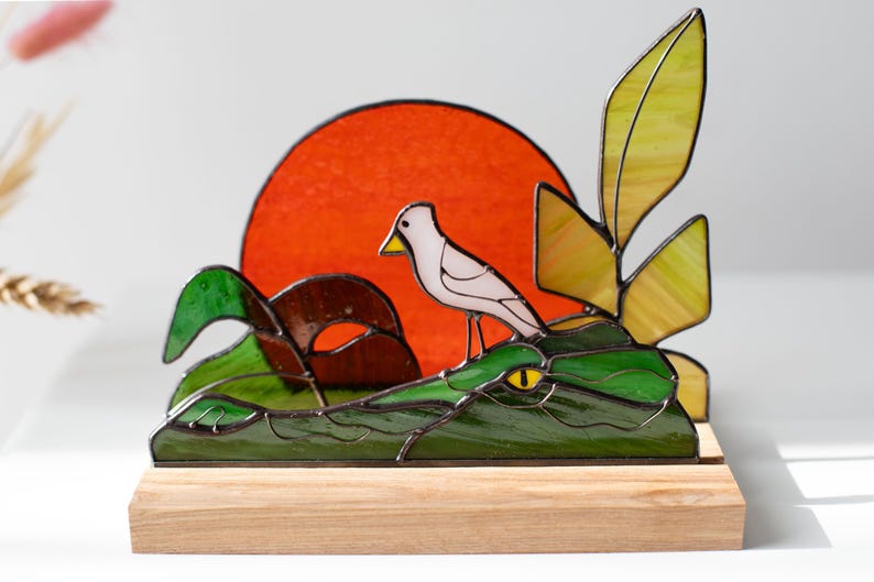 Escultura de vidro colorido vitral jacaré com folhas monstera decoração colorida