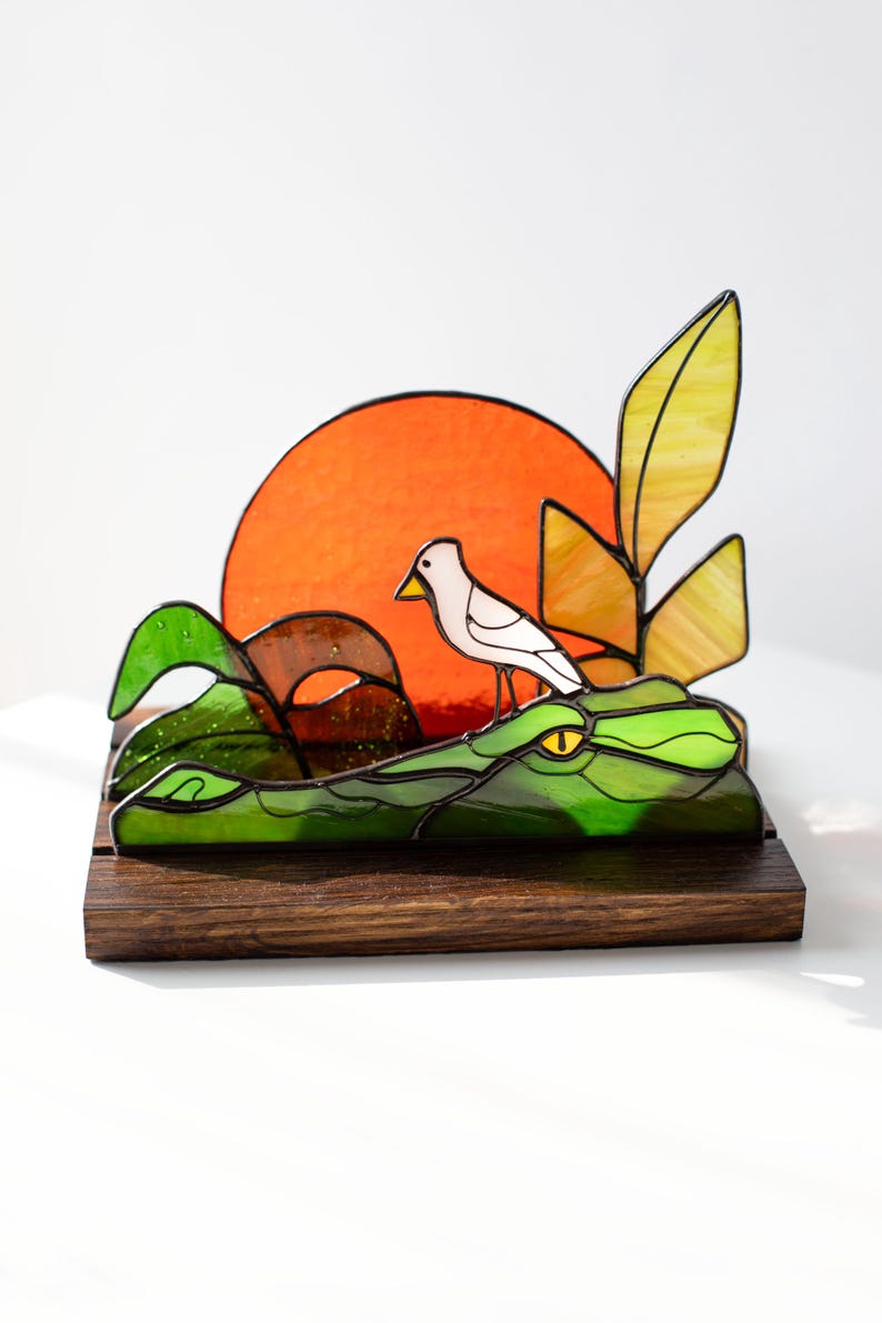 Escultura de vidro colorido vitral jacaré com folhas monstera decoração colorida