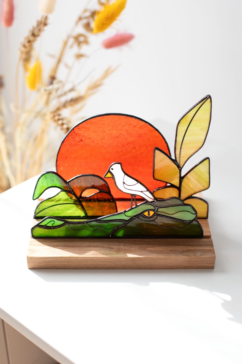 Escultura de vidro colorido vitral jacaré com folhas monstera decoração colorida