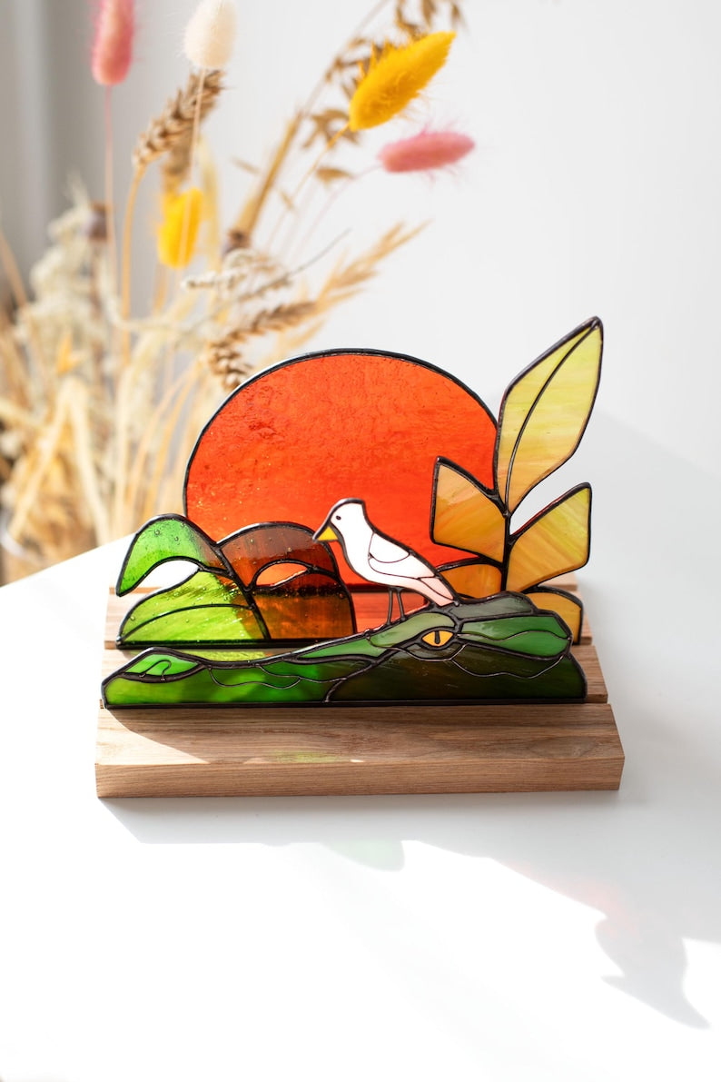 Escultura de vidro colorido vitral jacaré com folhas monstera decoração colorida