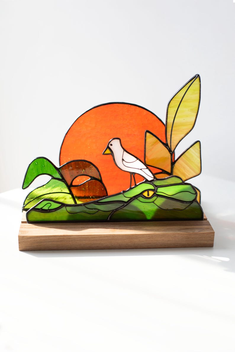 Escultura de vidro colorido vitral jacaré com folhas monstera decoração colorida