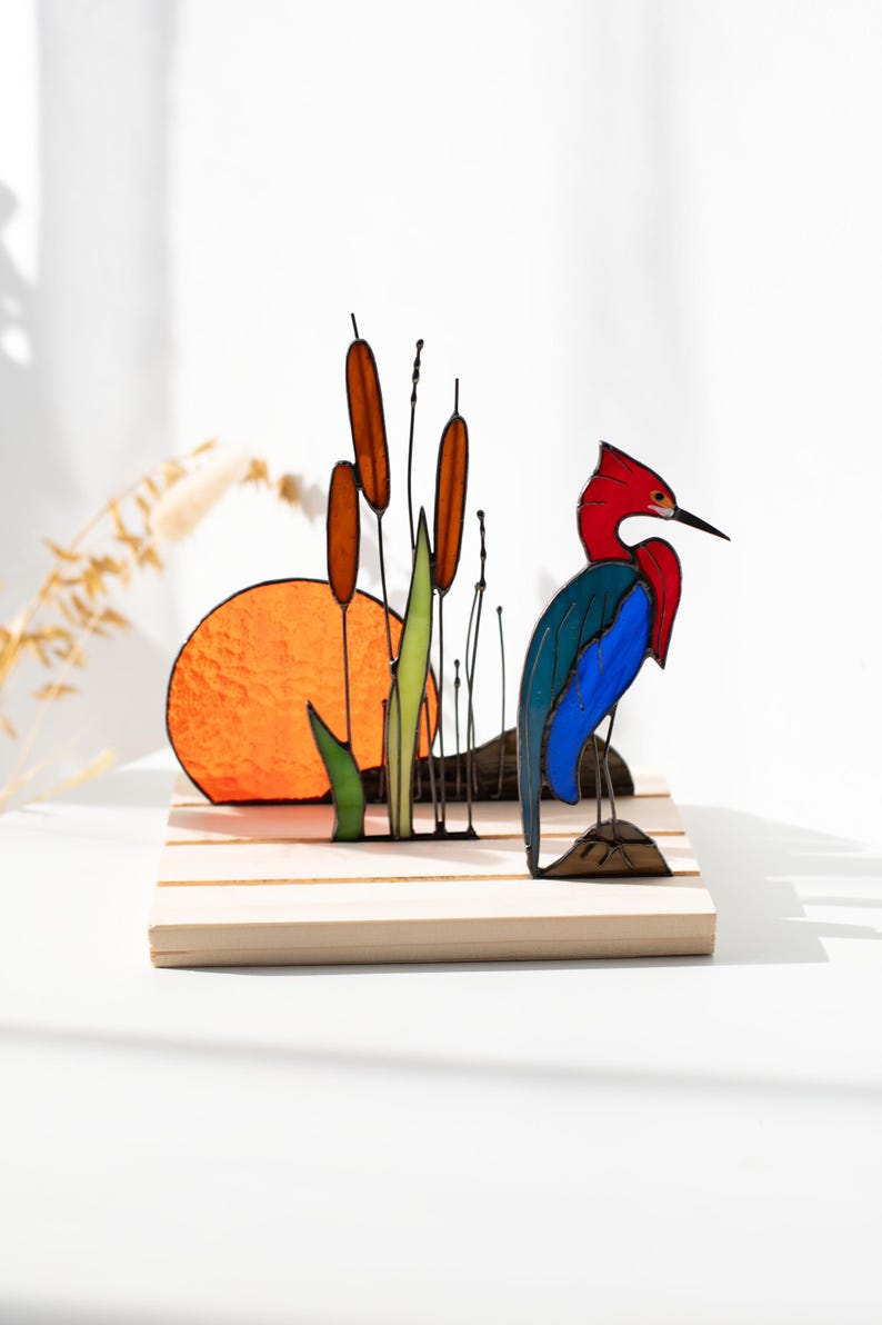 Escultura de vidro colorido vitral garça entre taboas decoração de prateleira