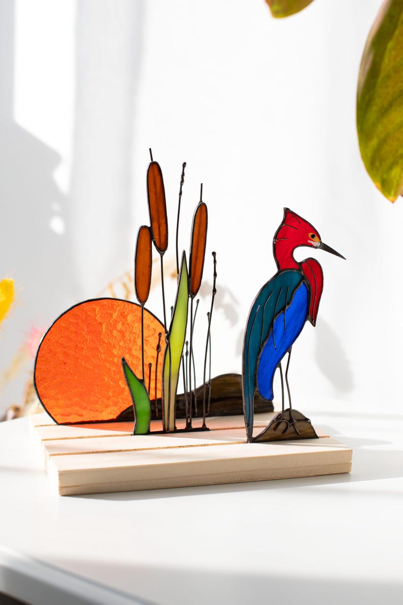 Escultura de vidro colorido vitral garça entre taboas decoração de prateleira