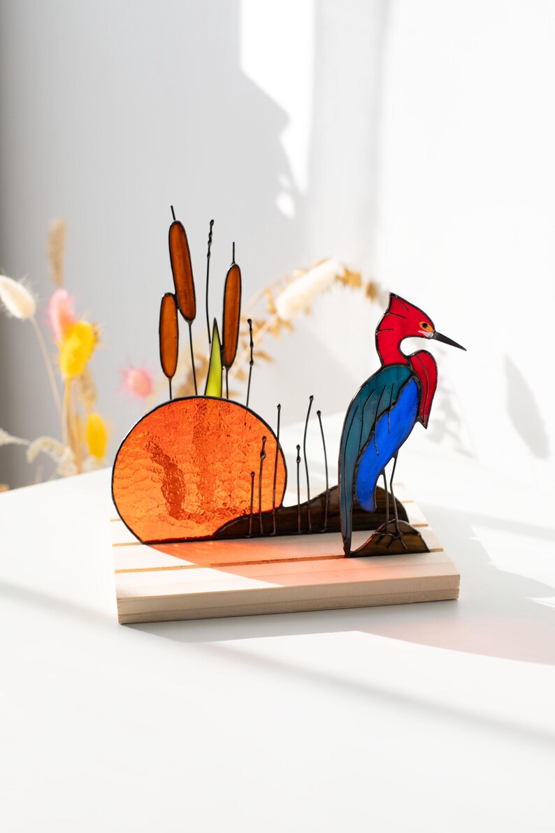 Escultura de vidro colorido vitral garça entre taboas decoração de prateleira