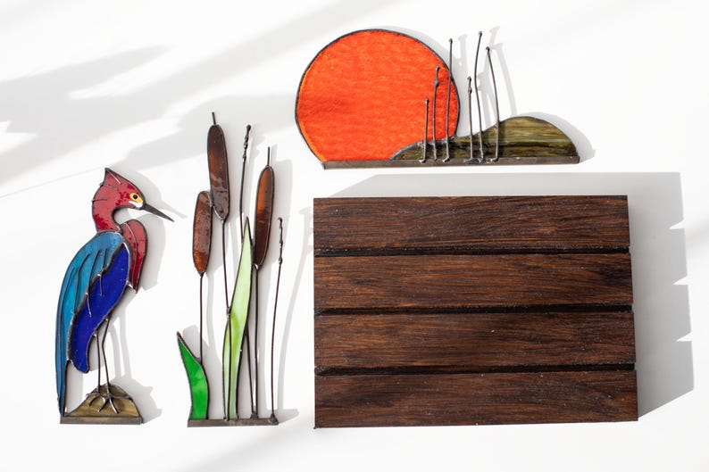 Escultura de vidro colorido vitral garça entre taboas decoração de prateleira