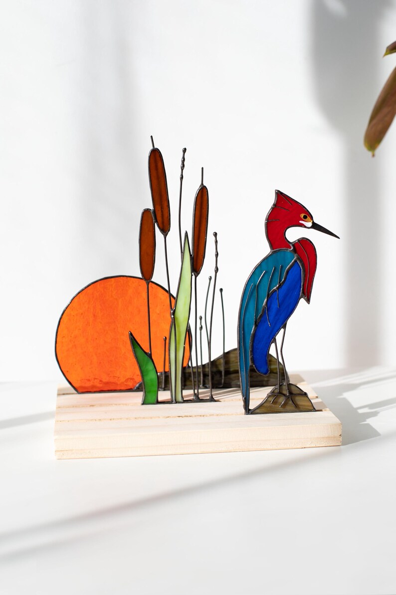 Escultura de vidro colorido vitral garça entre taboas decoração de prateleira