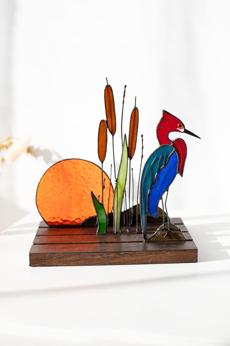 Escultura de vidro colorido vitral garça entre taboas decoração de prateleira