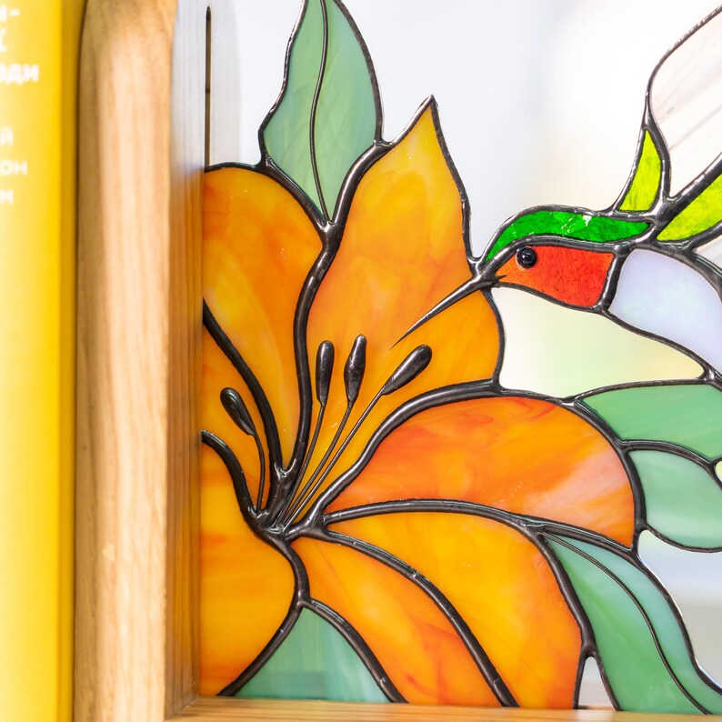 Painel de vitral para prateleira de canto, presente para amantes de pássaros, ornamento de beija-flor, decoração em vitral, lírio em vidro, suporte para livros em vitral.
