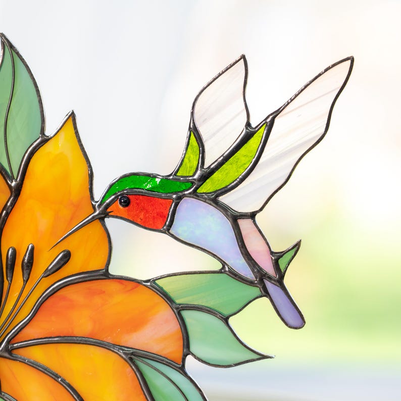 Painel de vitral para prateleira de canto, presente para amantes de pássaros, ornamento de beija-flor, decoração em vitral, lírio em vidro, suporte para livros em vitral.
