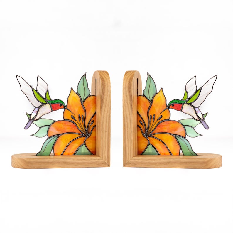 Painel de vitral para prateleira de canto, presente para amantes de pássaros, ornamento de beija-flor, decoração em vitral, lírio em vidro, suporte para livros em vitral.