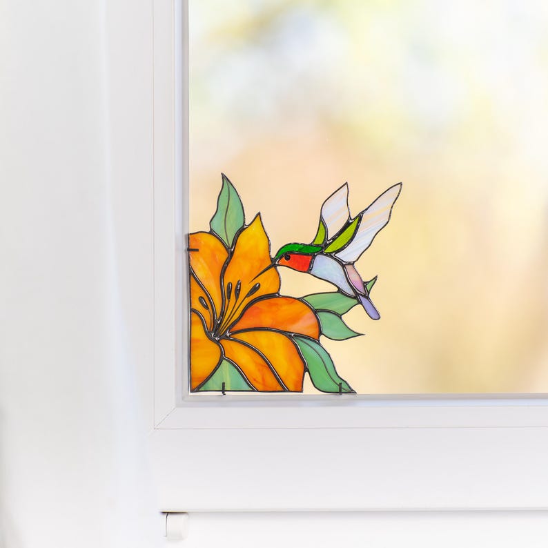 Painel de vitral para prateleira de canto, presente para amantes de pássaros, ornamento de beija-flor, decoração em vitral, lírio em vidro, suporte para livros em vitral.