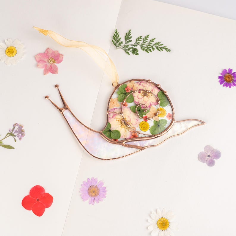 Vitral iridescente em forma de caracol com flores prensadas, decoração para inauguração de casa ou presente para amantes de jardins.