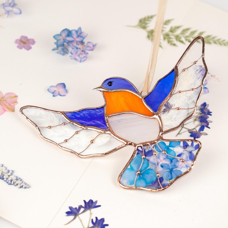 Enfeite de vitral de pássaro azul, presente para o Dia das Mães, decoração de janela em vitral, produto artesanal, arte com flores prensadas, presente para padrinhos/madrinhas.
