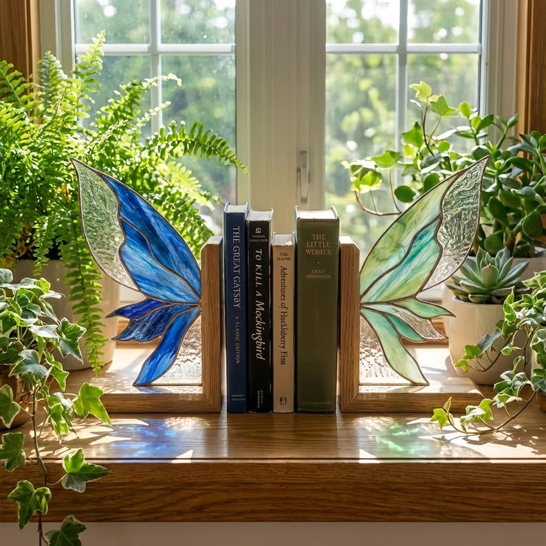 Suporte para livros de vidro colorido estilo vitral asas de fada biblioteca