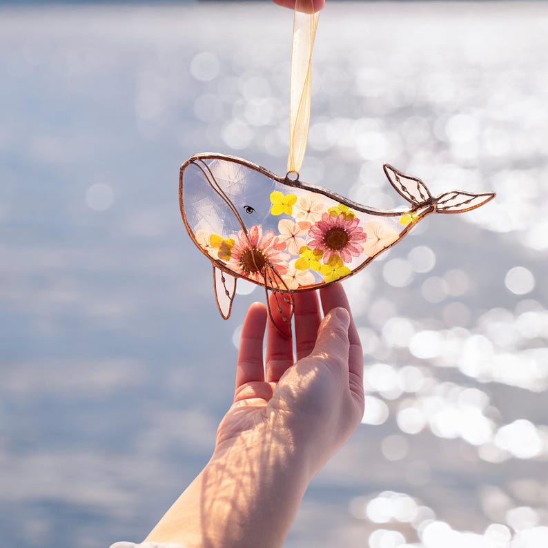 Baleia em vitral para pendurar na janela, arte com flores prensadas para decoração de praia e presentes de verão.