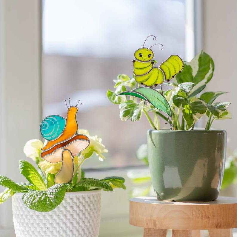 Estaca de jardim em forma de lagarta de vitral para decoração de vasos de plantas - Presente divertido para o jardim
