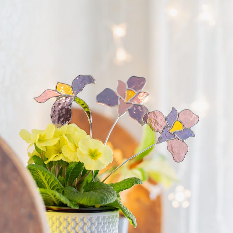Estacas de plantas em vitral com íris, decoração estilo casa de campo, presente para avó, detalhe floral de primavera
