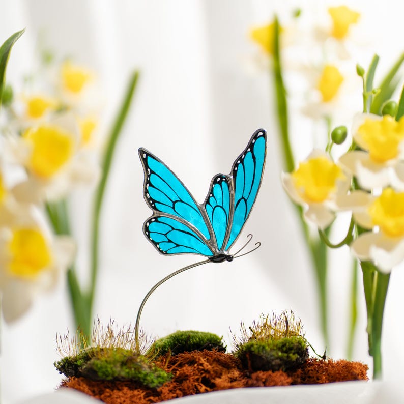 Estacas de plantas em forma de borboleta de vitral, decoração colorida para casa, alegre decoração de primavera.
