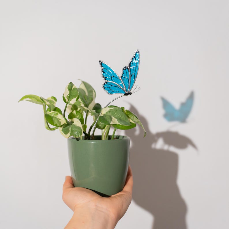 Estacas de plantas em forma de borboleta de vitral, decoração colorida para casa, alegre decoração de primavera.