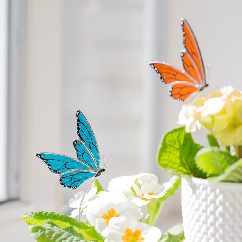 Estacas de plantas em forma de borboleta de vitral, decoração colorida para casa, alegre decoração de primavera.
