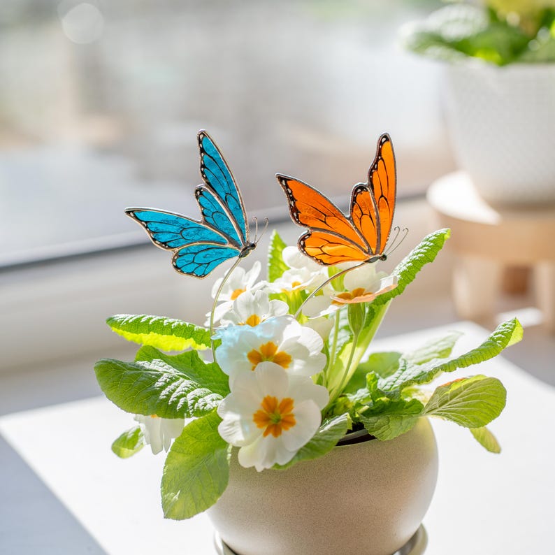 Estacas de plantas em forma de borboleta de vitral, decoração colorida para casa, alegre decoração de primavera.