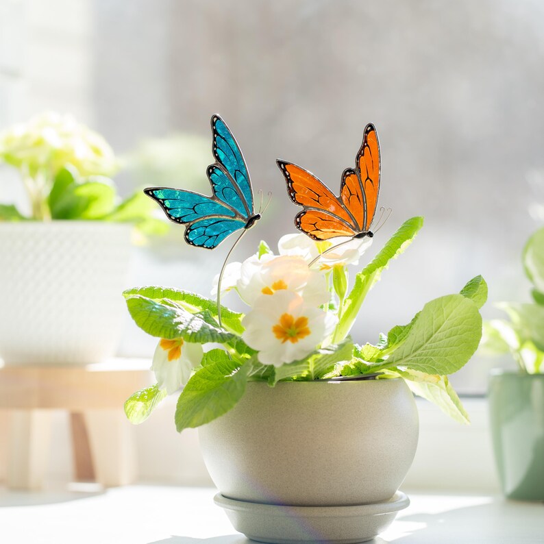 Estacas de plantas em forma de borboleta de vitral, decoração colorida para casa, alegre decoração de primavera.