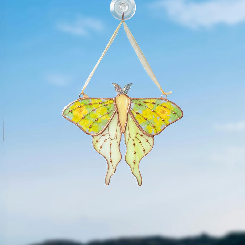 Apanhador de sol de vitral em forma de mariposa com flor prensada para janela, decoração que captura a luz.