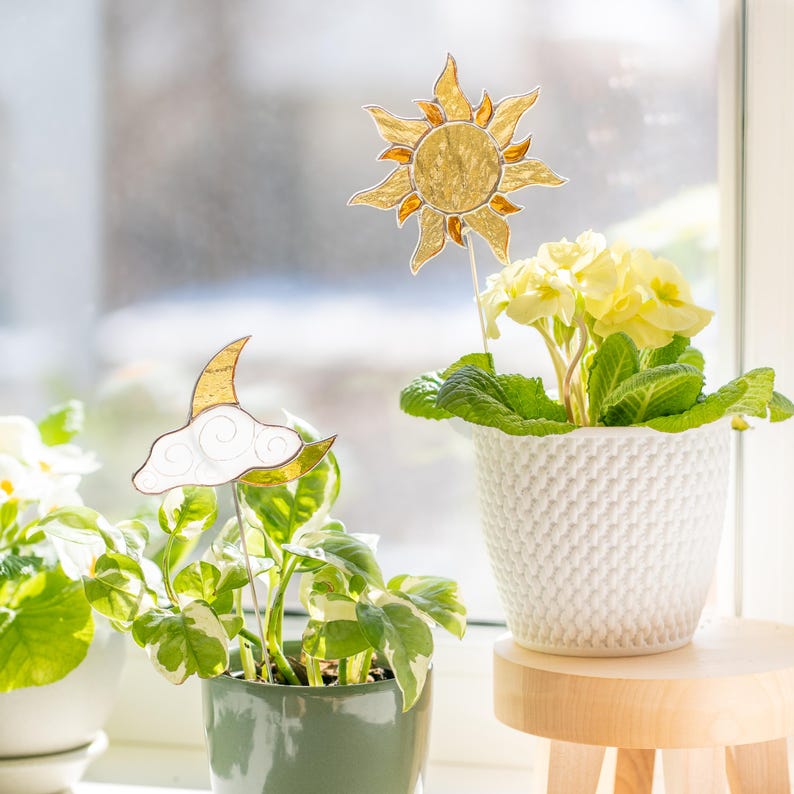 Estacas de plantas em vitral com sol e lua - Decoração mística e bruxa - Presente perfeito para amantes de plantas.